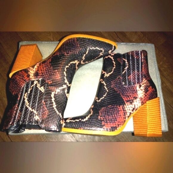 SNAKE SKIN MULTICOLOR BEAUTIFUL LADIES BOOTS SZ 6 - Picture 7 of 10